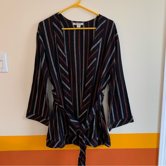 billabong SECRET TELLS wrap top. - Picture 2 of 7